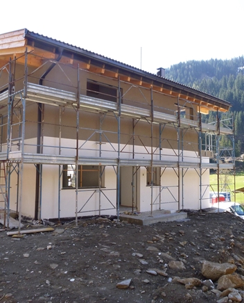Casa in legno al grezzo su una collina.