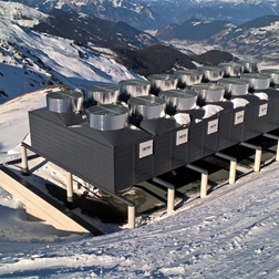 Impianto tecnico nero su un pendio innevato.