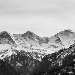 Schneebedeckte Berggipfel.